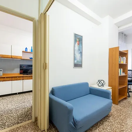 Guesthost - Santa Croce Cozy Flat With Balcony * 파르마
