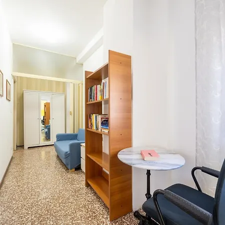 Guesthost - Santa Croce Cozy Flat With Balcony 파르마