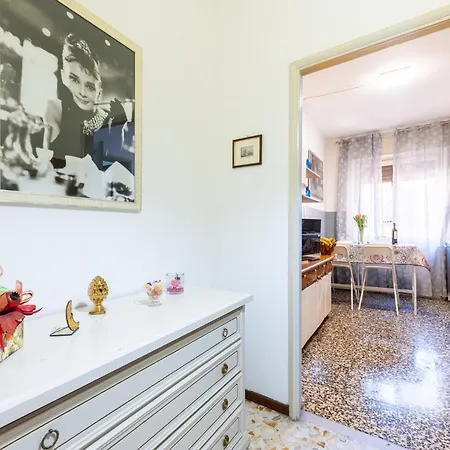 Apartment Guesthost - Santa Croce Cozy Flat With Balcony *