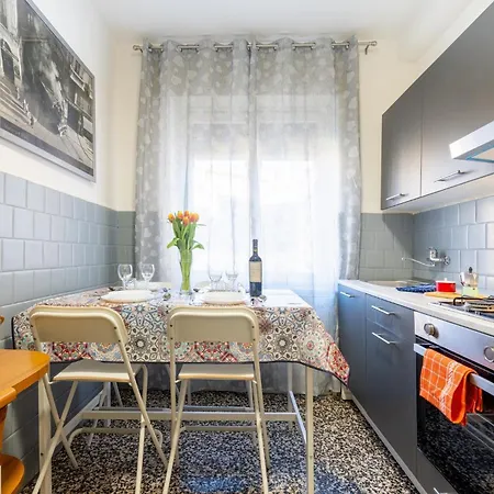 Guesthost - Santa Croce Cozy Flat With Balcony *