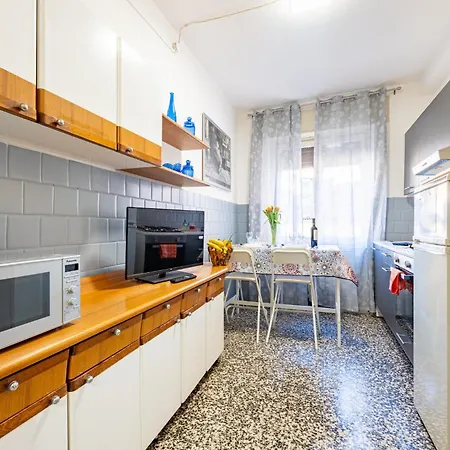 아파트 Guesthost - Santa Croce Cozy Flat With Balcony