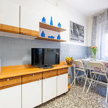 Guesthost - Santa Croce Cozy Flat With Balcony Parma