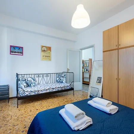 Guesthost - Santa Croce Cozy Flat With Balcony Parma
