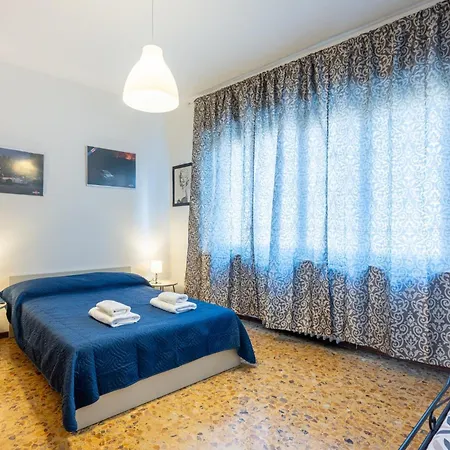 Guesthost - Santa Croce Cozy Flat With Balcony Parma