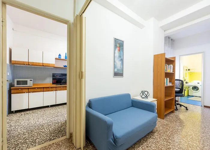 Guesthost - Santa Croce Cozy Flat With Balcony * 파르마