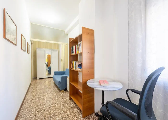 Guesthost - Santa Croce Cozy Flat With Balcony 파르마