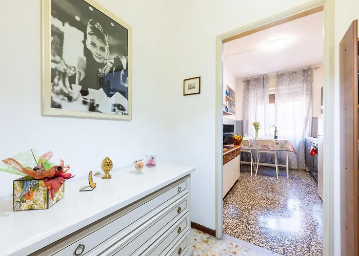 Apartment Guesthost - Santa Croce Cozy Flat With Balcony *