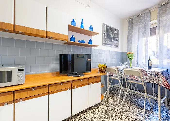 Guesthost - Santa Croce Cozy Flat With Balcony 파르마