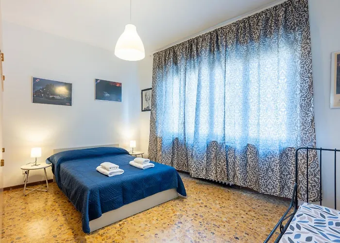 Guesthost - Santa Croce Cozy Flat With Balcony 파르마