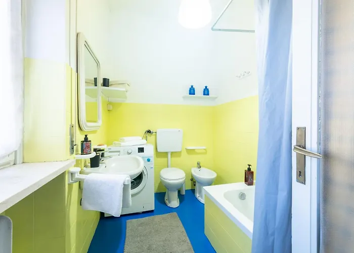 Guesthost - Santa Croce Cozy Flat With Balcony 아파트 파르마